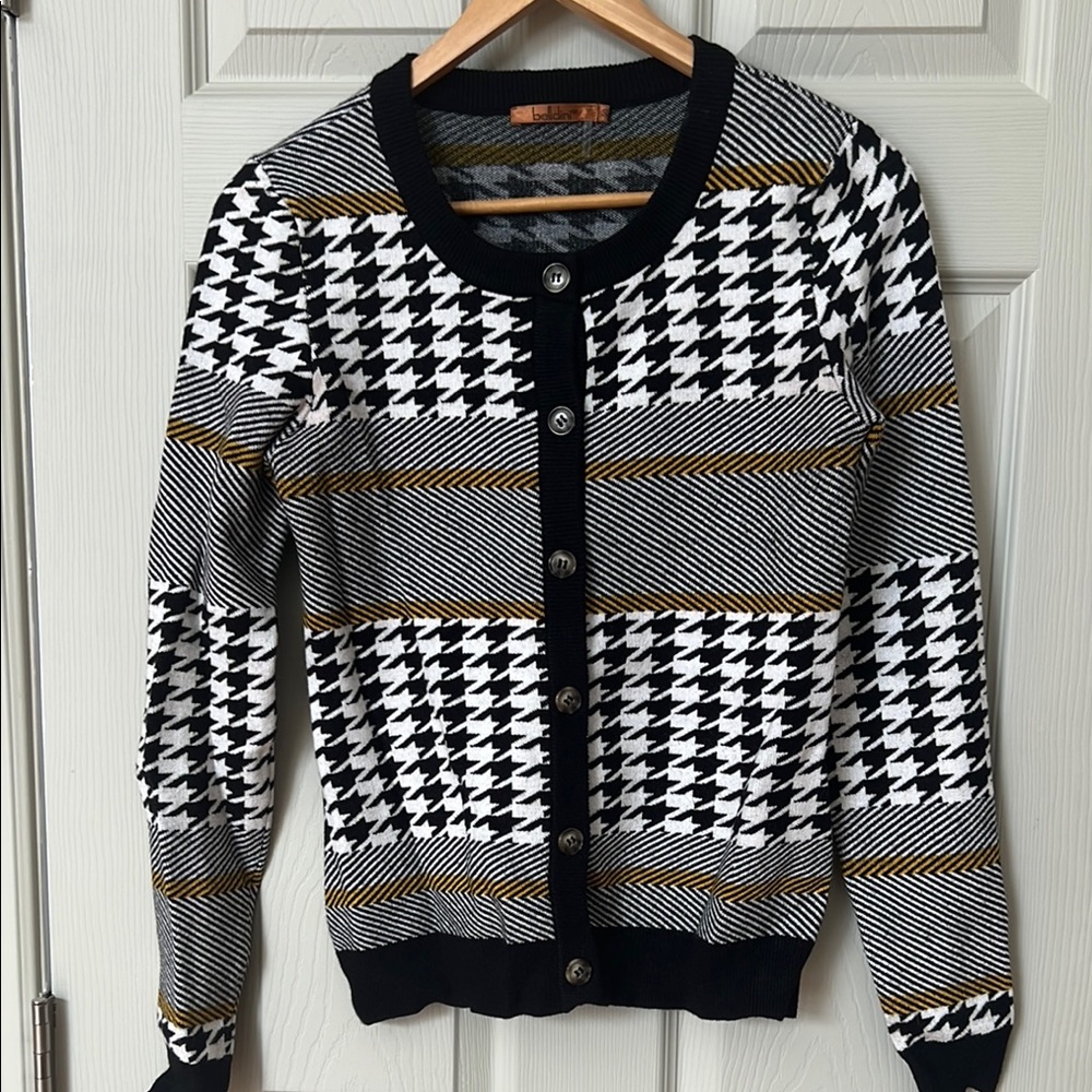 30- Stylist Black and White Houndstooth Sweater